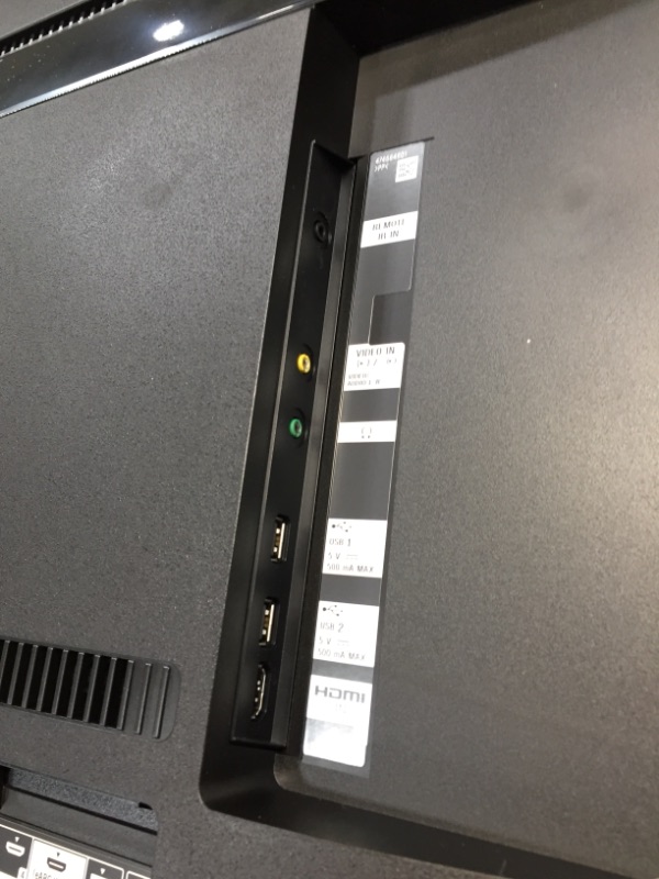 Photo 1 of NOT FUNCTIONAL CRACKED SCREEN 

Sony - 65" Class X950G Series LED 4K UHD Smart Android TV