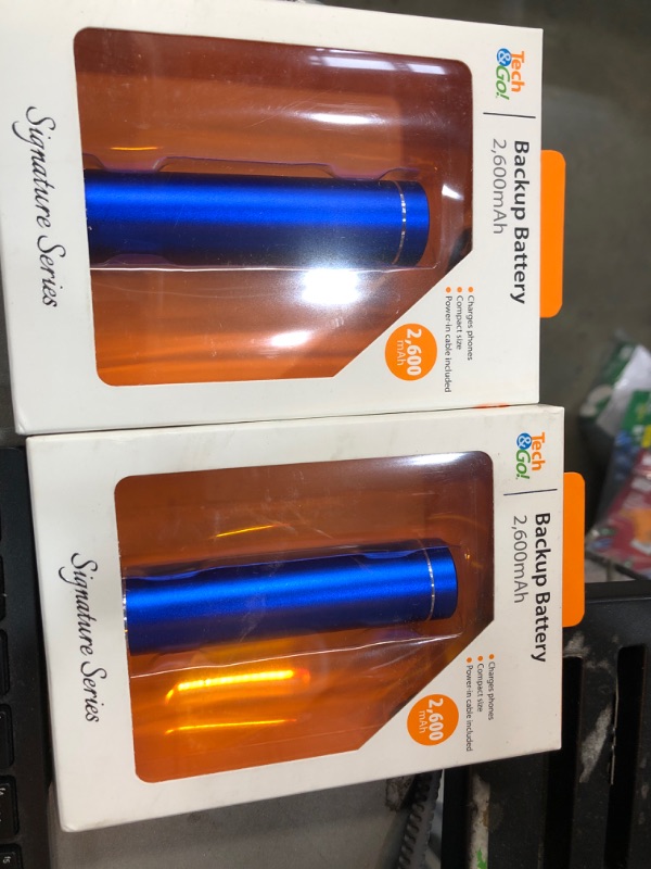 Photo 2 of Tech &  go  -2,600mAh Powerbank- Blue 2 pack 