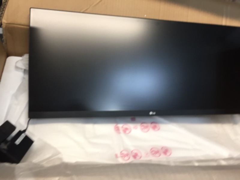 Photo 2 of LG 29WP60G-B 29 Inch 21:9 UltraWide Full HD (2560 x 1080) IPS Monitor with sRGB 99% Color Gamut and HDR 10, USB Type-C Connectivity and 3-Side Virtually Borderless Display, Black
//broken parts //monitor doesn't turn on  