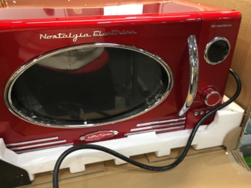 Photo 1 of  Nostalgia RMO4RR Retro Large 0.9 cu ft, 800-Watt Countertop Microwave Oven, 12 Pre-Programmed Cooking Settings, Digital Clock, Easy Clean Interior, Metallic Red
//tested power on //back is dented 