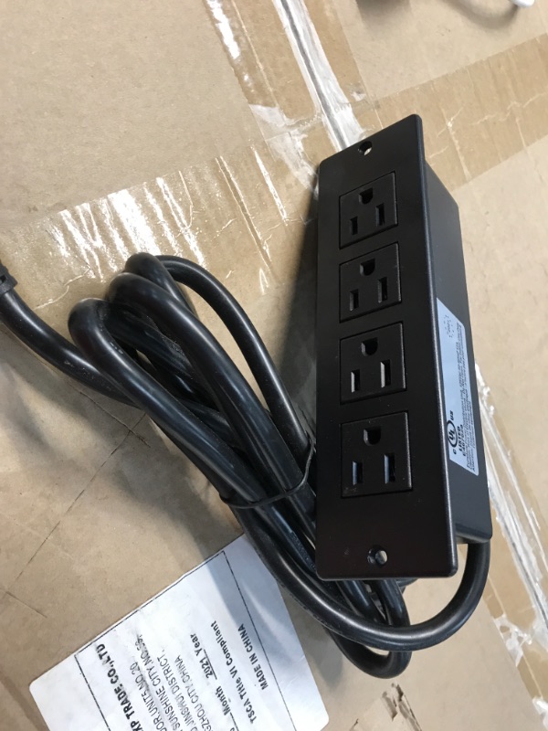 Photo 1 of 125V AC 50-60Hz 4 outlet surface socket with circuit breaker switch rocker switch power strip