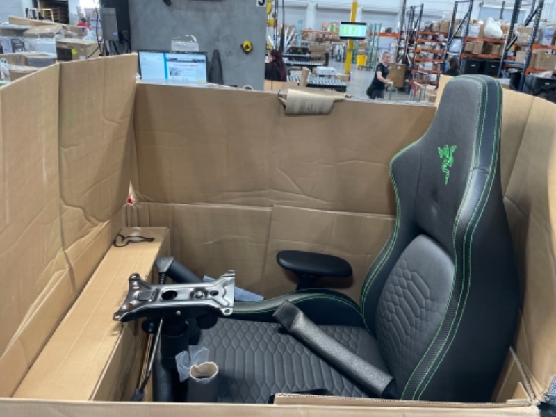 Photo 3 of Razer Iskur Gaming-Chair: Ergonomic Lumbar Support System - Multi-Layered Synthetic Leather Foam Cushions - Engineered to Carry - Memory Foam Head Cushion ?26.2 x 29.35 x 53.98 inches

