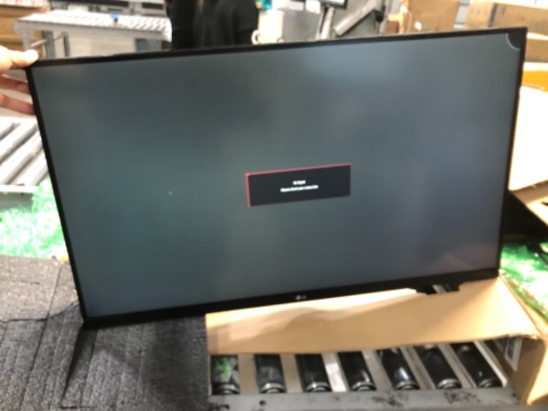 Photo 1 of "LG 32GK650F-B 32" QHD Gaming Monitor with 144Hz Refresh Rate and Radeon FreeSync Technology", Black
**SCREEN IS SLIGHTLY DAMAGED ON TOP RIGHT CORNER**