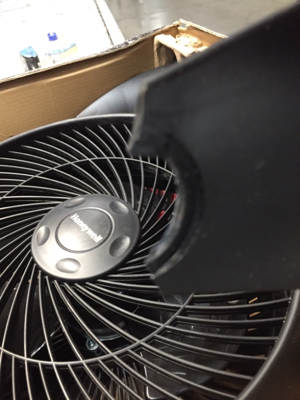 Photo 3 of Honeywell HT-908 Turbo Force Air Circulator Fan, 10 inch, Black
BROKEN OFF BASE.