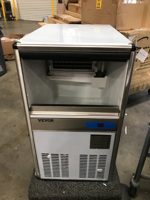 Photo 4 of VEVOR 110V Commercial Ice Maker 125LBS/24H with 50LBS Bin, ETL Approved, Heavy Duty Stainless Steel Construction, Auto Clean, Clear Cube, Air-Cooled, Include Water Filter and Drain Pump
DAMAGED FROM SHIPPING, MISSING ONE LEG, PLEASE SEE PHOTOS 