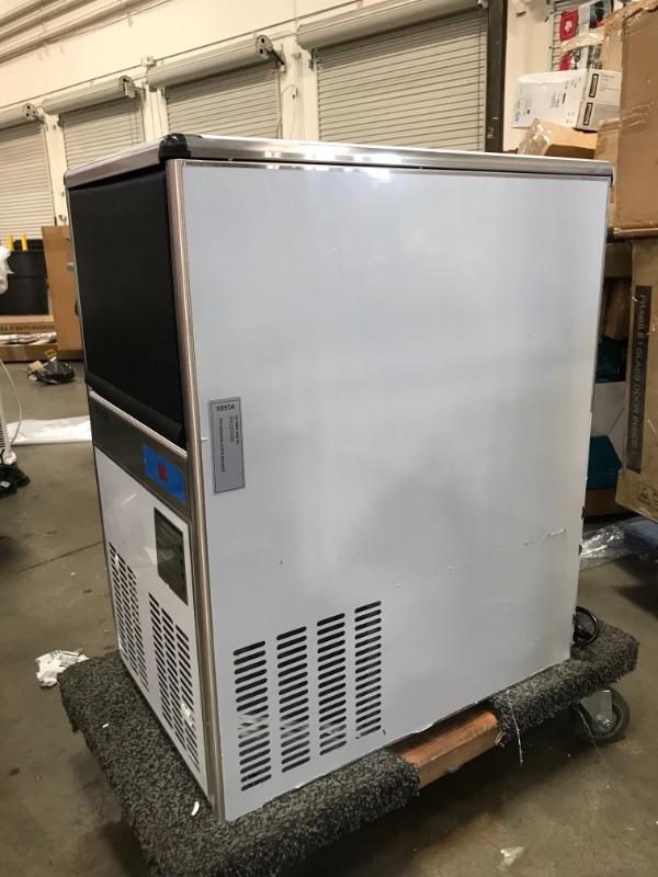 Photo 14 of VEVOR 110V Commercial Ice Maker 125LBS/24H with 50LBS Bin, ETL Approved, Heavy Duty Stainless Steel Construction, Auto Clean, Clear Cube, Air-Cooled, Include Water Filter and Drain Pump
DAMAGED FROM SHIPPING, MISSING ONE LEG, PLEASE SEE PHOTOS 