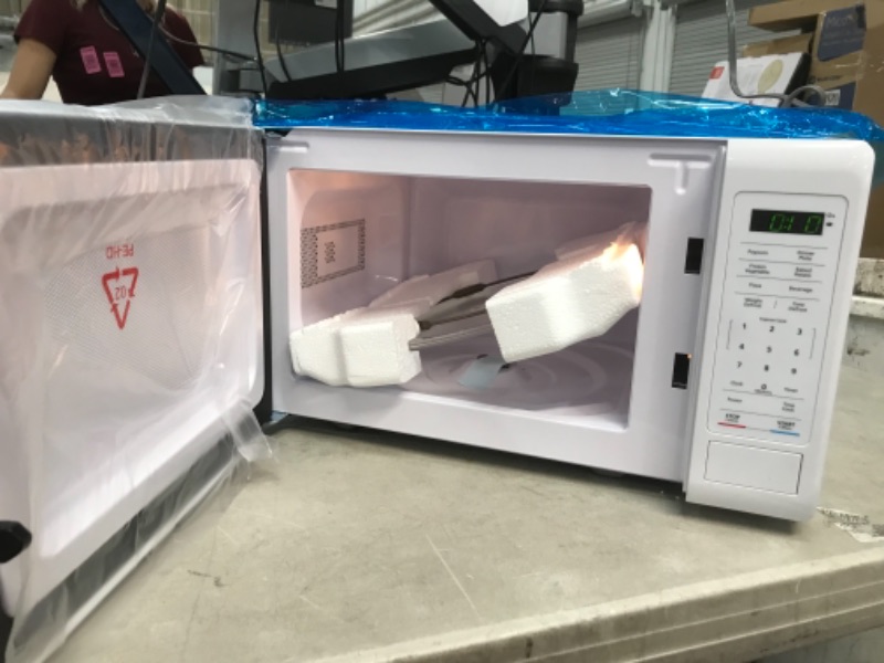 Photo 1 of Magic Chef Hmm770w 0.7 cu. ft. Countertop Microwave in White *POWERS ON