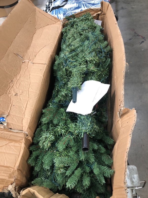 Photo 2 of ***LIGHTS FLICKER//FAULTY*** 6' Vermont Fir Artificial Christmas Tree With 250 Clear Led Lights (T1789)
