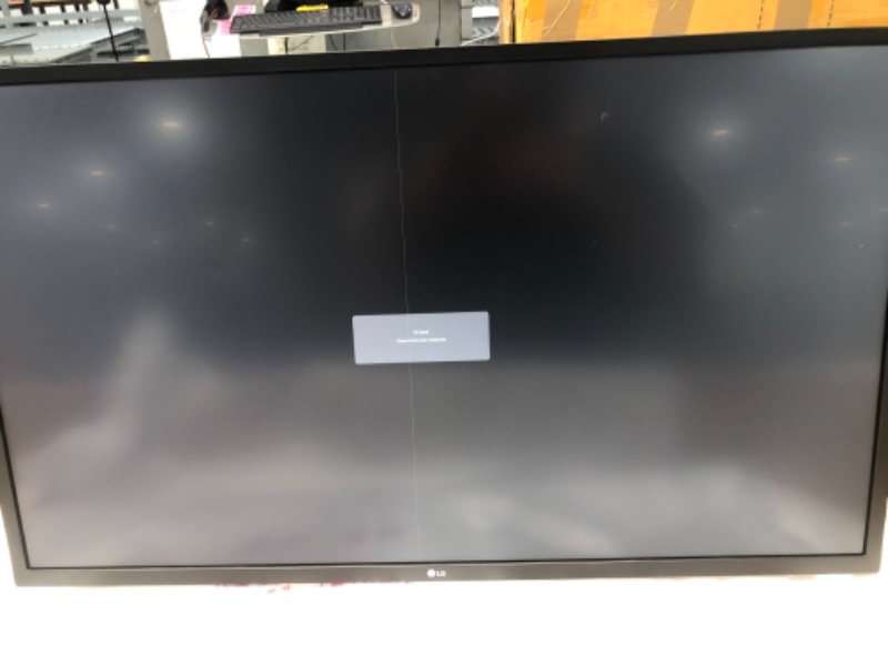 Photo 2 of LG 32" 3840 x 2160, HDCP 2.2, HDMI, DisplayPort, AMD FreeSync, On-Screen Control, Screen Split 4K UHD LED Monitor small line down the middle of the screen.