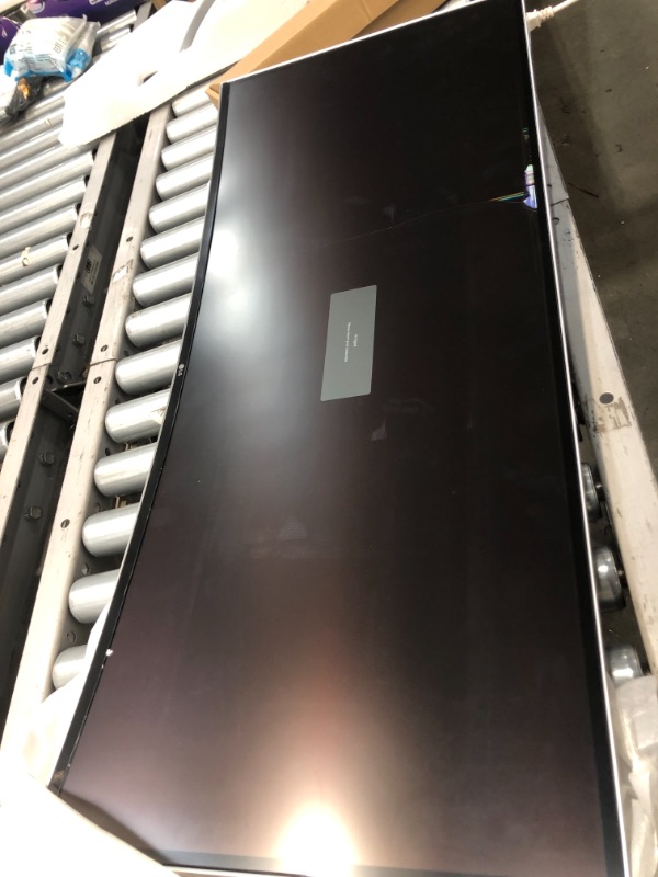 Photo 1 of LG 38WK95C-W 38-Inch Class 21:9 Curved UltraWide WQHD+ Monitor with HDR 10 (2018) DAMAGED SCREEN.
