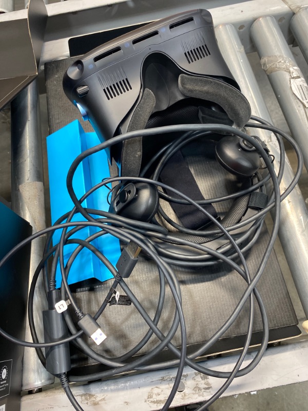 Photo 2 of ***SEE COMMENTS*** HTC Vive Cosmos Elite Virtual Reality System - PC/Mac/Linux
