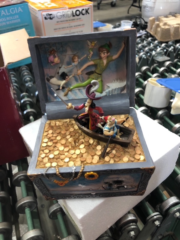 Photo 2 of Enesco Disney Traditions by Jim Shore Peter Pan Treasure Chest Captain Hook and SMEE Scene Figurine, 8.5 Inch, Multicolor

//MINOR DAMAGE WITH A FIGURE THAT FELL OFF 
