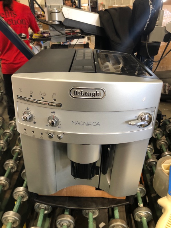 Photo 3 of De'Longhi ESAM3300 Magnifica Super Automatic Espresso & Coffee Machine, Silver


tested powers on //used//dirty 