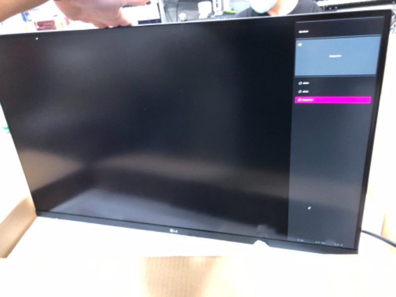 Photo 2 of LG 32UN500-W 32 Inch UHD (3840 x 2160) VA Display with AMD FreeSync, DCI-P3 90% Color Gamut, HDR10 Compatibility, and 3-Side Virtually Borderless Design, Silve/White
