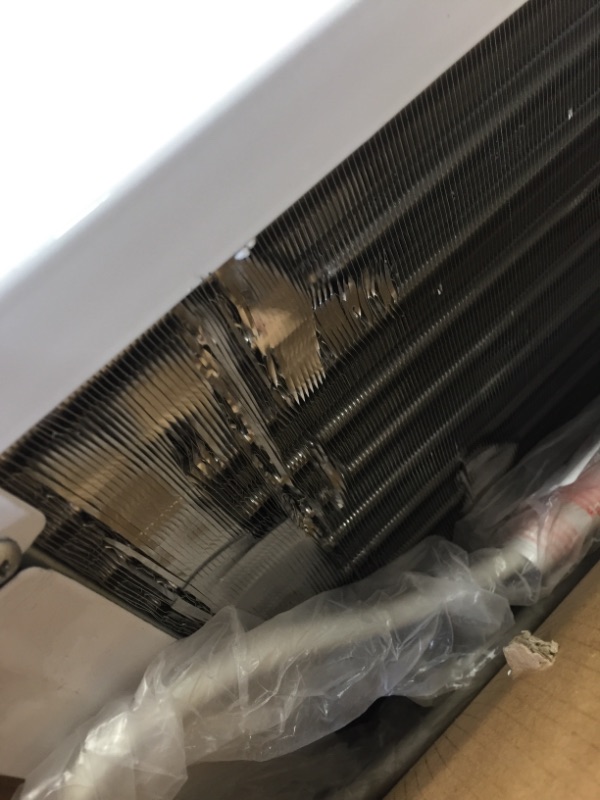 Photo 4 of MIDEA MAW05M1BWT Window Air Conditioner 5000 BTU with Mechanical Controls, 7 Temperature Settings, 2 Cooling and Fan Settings,110V, White

//TESTED AND FUNCTIONAL, MINOR DAMAGE ON VENT IN BACK 
