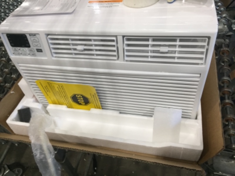 Photo 2 of Emerson Quiet Kool EATE14RD2T 230V 14K BTU Through The Wall Heat and Cool Combo Air Conditioner with Remote Control, EATH14RD2, 14000, White

unable to test because of plug 