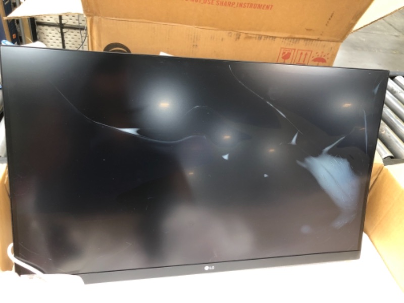 Photo 4 of LG 27UK850-W 27" 4K UHD IPS Monitor with HDR10 with USB Type-C Connectivity and FreeSync