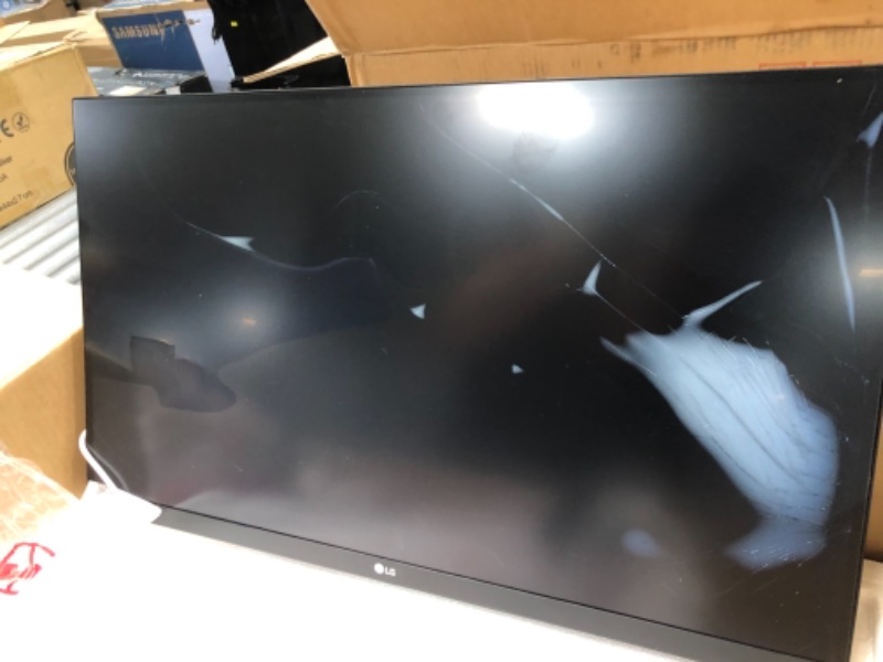 Photo 2 of LG 27UK850-W 27" 4K UHD IPS Monitor with HDR10 with USB Type-C Connectivity and FreeSync