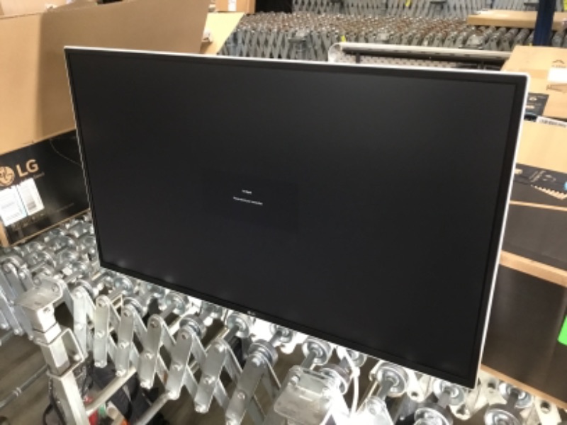 Photo 2 of LG 32QK500-C 32" Class QHD (2560 x 1440) IPS Display with FreeSync TESTED AND FUNCTIONS