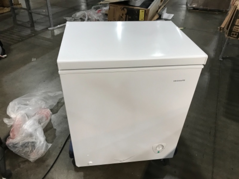 Photo 2 of Frigidaire 5.0 Cu. Ft. White Chest Freezer

//powers on//small dent on bottom corner of item