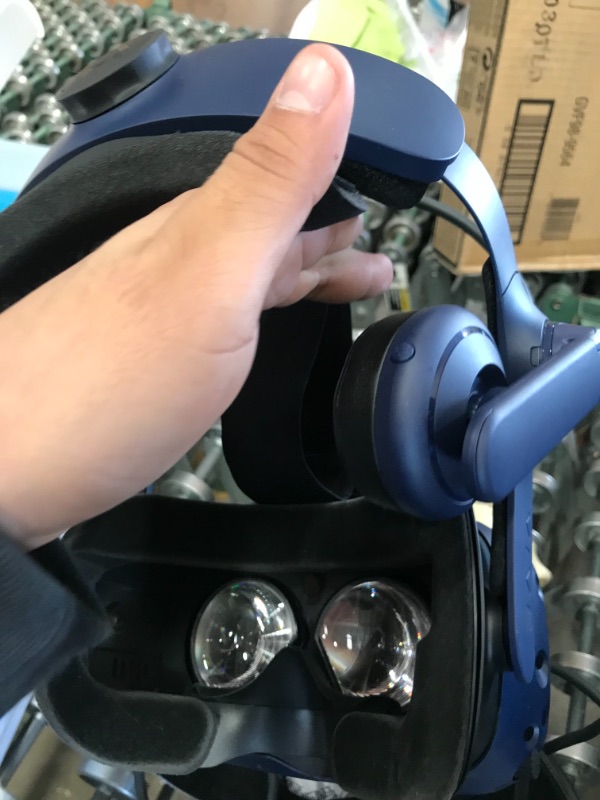 Photo 8 of HTC VIVE Pro Virtual Reality System
**COULD NOT GET TO TURN ON**