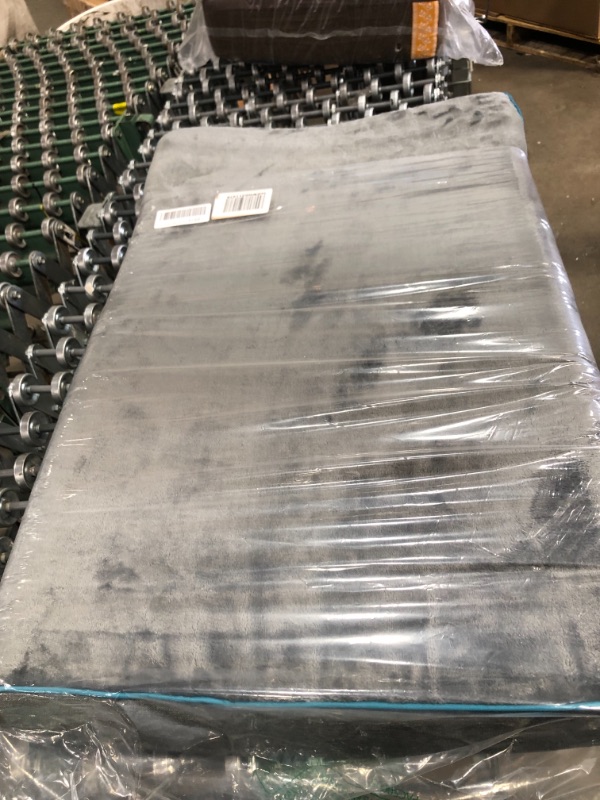 Photo 1 of Barkbox Memory Foam Platform Dog Bed, Plush Mattress for Orthopedic Joint Relief, Machine Washable Cuddler with Removable Cover and Water-Resistant Lining,...
NOT BOXED!
SIMILAR TO PHOTO, SAME SIZE.