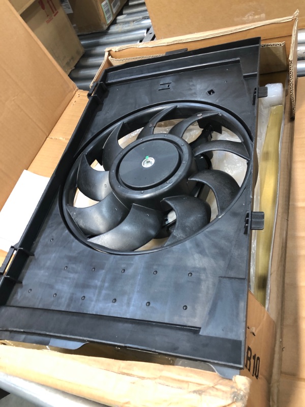 Photo 2 of 2014-2019 Bmw I3 Radiator And Condenser Fan Assembly With One Big Fan; Without Range Extender; From 9/14 Partslink 
