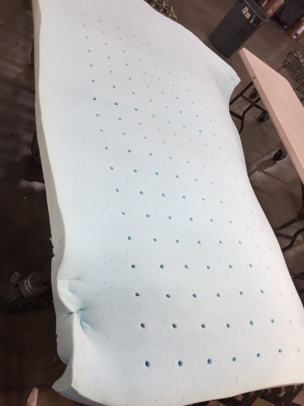 Photo 4 of nch Memory Foam Mattress Topper Ventilated Gel Infused Bed Foam Topper for Pressure Relieving- FULL 54" X 72"
**USED, GOOD CONDITION**