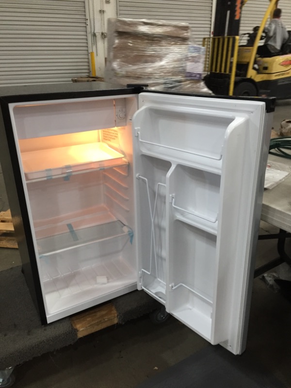 Photo 4 of ***PARTS ONLY*** RCA 3.2 Cu. Ft. Single Door Mini Fridge with Freezer RFR322, Platinum
PREVIOUSLY OPENED, MINOR DAMAGE FROM SHIPPING PLEASE SEE PHOTOS 