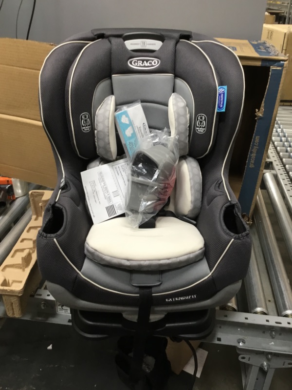Photo 1 of Graco Extend2Fit Convertible Car Seat | Ride Rear Facing Longer with Extend2Fit, Davis, 20.75x19x24.5 Inch (Pack of 1)

