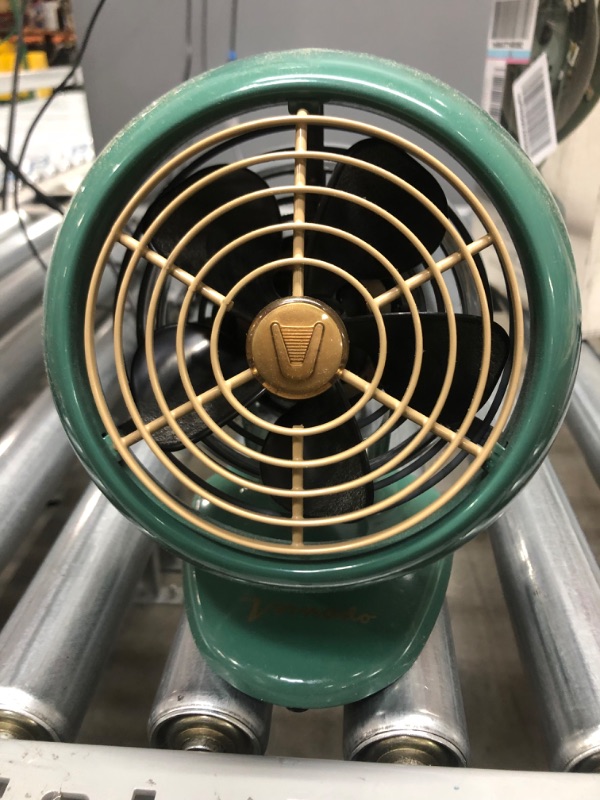 Photo 2 of Vornado VFAN Mini Classic Personal Vintage Air Circulator Fan, Green

**TESTED, POWERS ON**
