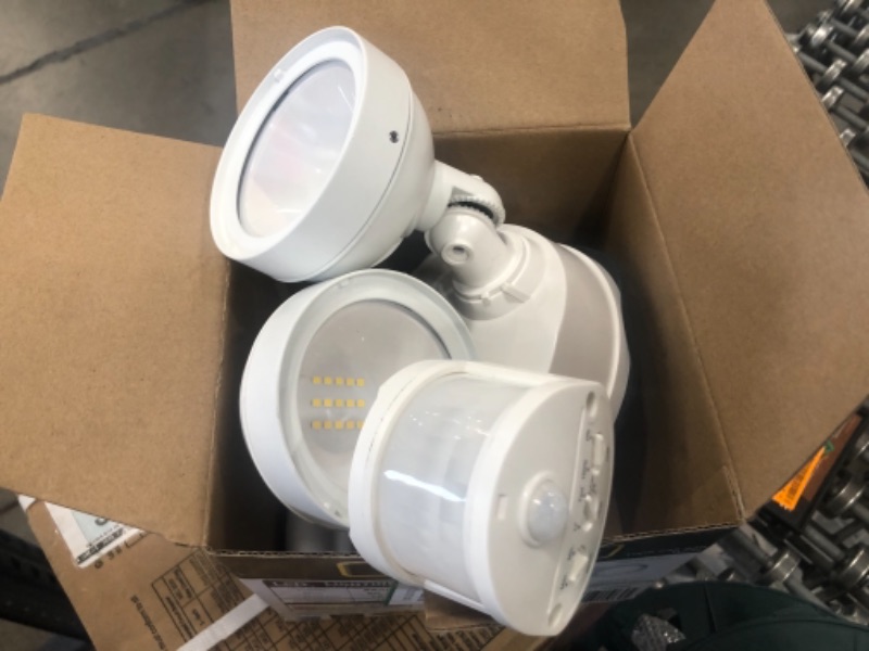 Photo 2 of Defiant
180° White Motion Activated Sensor Twin-Head Round Outdoor Integrated LED Security Flood Light