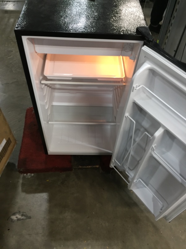 Photo 4 of **parts only ** RCA RFR322-B RFR322 3.2 Cu Ft Single Door Mini Fridge with Freezer, Platinum, Stainless