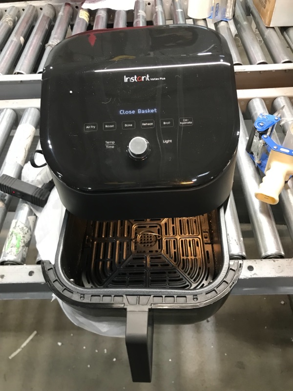 Photo 2 of Instant Vortex Plus Air Fryer with ClearCook, 6 Quart, 6-in-1 Air Fry, Roast, Broil, Bake, Reheat, Dehydrate, Black
//POWERS ON/ USED/MISSING MANUAL 
