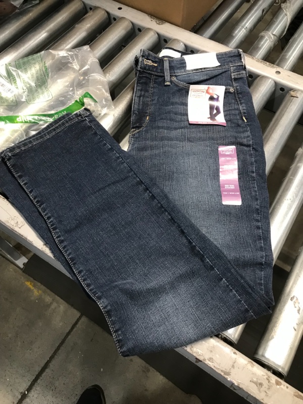 Photo 3 of Signature by Levi Strauss & Co. Gold Label Women's Curvy Totally Shaping Straight Jeans **HAS WHOLE ON THE PANTS**
