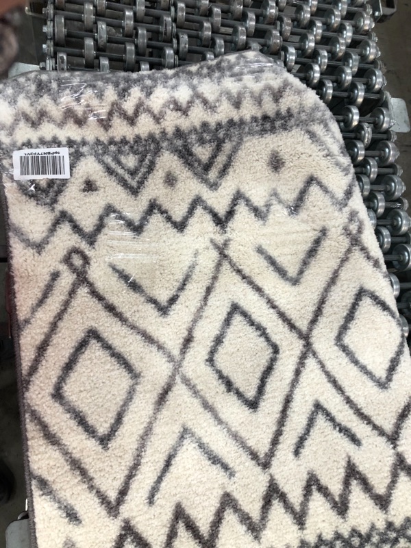 Photo 6 of 
2 x 6 white and lback diamon detail rug
