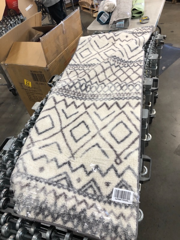 Photo 2 of 
2 x 6 white and lback diamon detail rug
