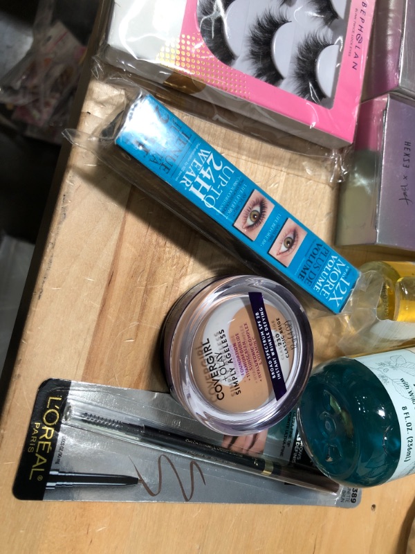 Photo 3 of ***SOLD AS IS- NO REFUNDS  ***- BUNDLE OF ASSORTED BEAUTY PRODUCTS -