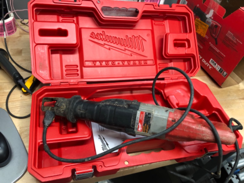 Photo 3 of (NOT FUNCTIONING) USED "Milwaukee 6519-31 120V AC SAWZALL Reciprocating Saw Kit with Carrying Case"
**VERY USED CONDITION, DOES NOT POWER ON**

