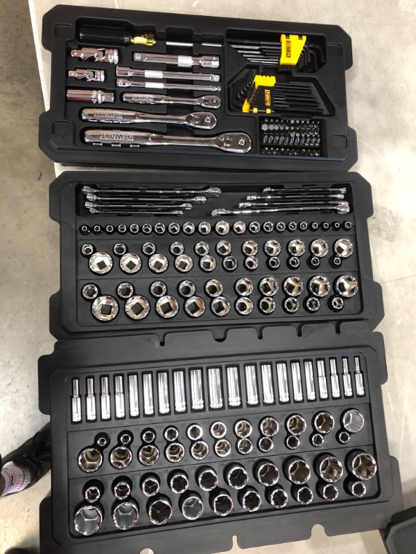 Photo 4 of (BROKEN HANDLE)
DEWALT Mechanics Tool Set (226-Piece) with TOUGHSYSTEM 22 in. Medium Tool Box
