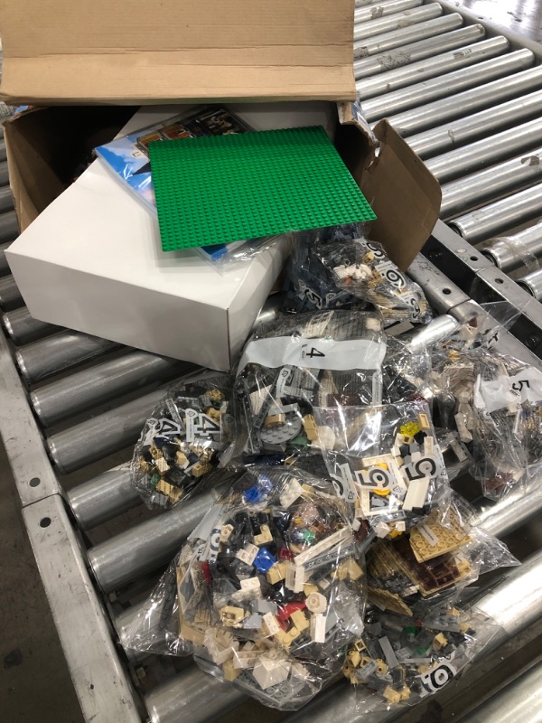 Photo 1 of LEGO Creator Expert Assembly Square 10255