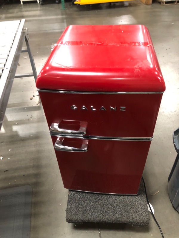 Photo 2 of (seem slike only the refrigerator part is getting cold)
Galanz GLR31TRDER Retro Compact Refrigerator, Mini Fridge with Dual Doors, Adjustable Mechanical Thermostat with True Freezer, Red, 3.1 Cu FT
DOES NOT GET COLD