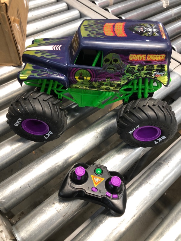 Photo 3 of Monster Jam, Official Grave Digger Freestyle Force, Remote Control Car