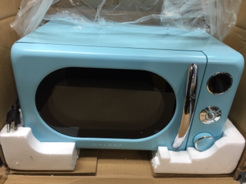 Photo 4 of Galanz Glcmka07ber-07 Countertop Microwave Retro 0.7 Cu ft 700W, Blue