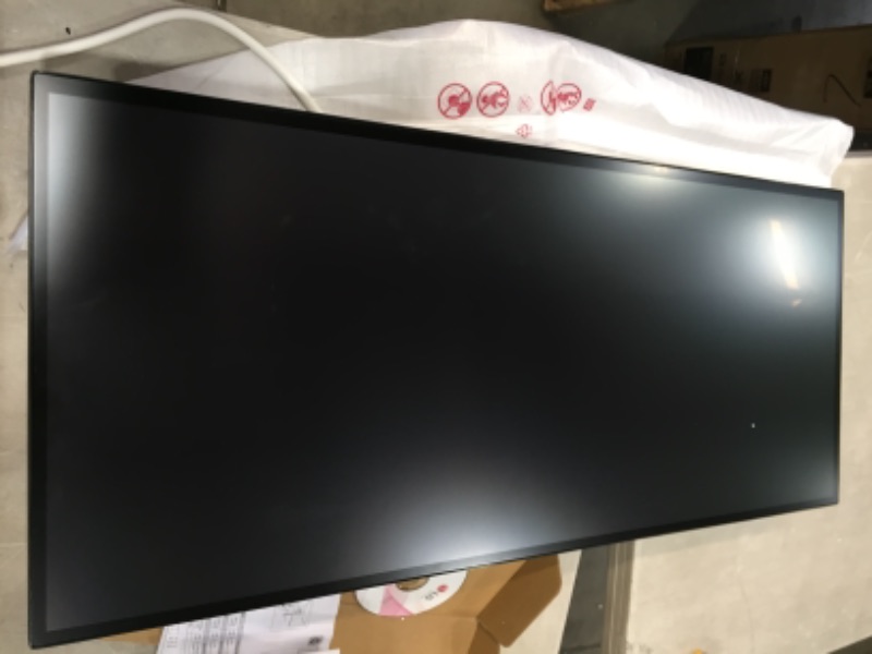 Photo 2 of LG 34BK95U-W UltraFine 34" 21:9 5K 2K (5120 x 2160) Nano IPS LED UltraWide Monitor, 600 cd/m² HDR, Thunderbolt 3 / USB Type-C Inputs Black