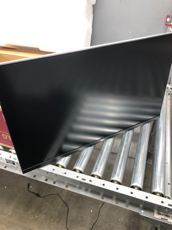 Photo 1 of *SELLING FOR PARTS, item DID NOT turn on*
LG 32UN650-W Monitor 32" UHD (3840 x 2160) IPS Ultrafine Display, HDR10 Compatibility, DCI-P3 95% Color Gamut, AMD FreeSync, 3-Side Virtually Borderless Design, Height Adjustable Stand - Silve/White
