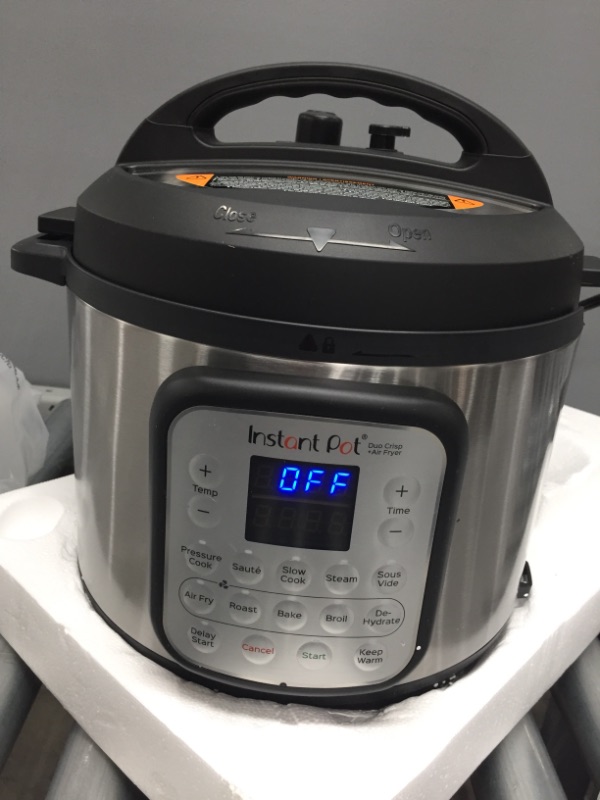 Photo 2 of ** BROKEN RIGHT HANDLE** Instant Pot Duo Crisp Large 6Qt 11-in-1 Air Fryer & Electric Pressure Cooker Combo with Multicooker Lid that Air Fries, Steams, Slow Cooks, Sautés, Dehydrates & More, Free App With 1300 Recipes, Manuel not included 
