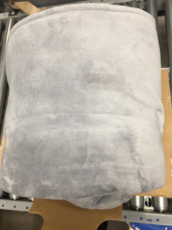 Photo 2 of **LIGHT STAINING ON EXTERIOR OF BLANKET**
Eddie Bauer Gray Smart Heated Electric Reversible Sherpa Throw Blanket
