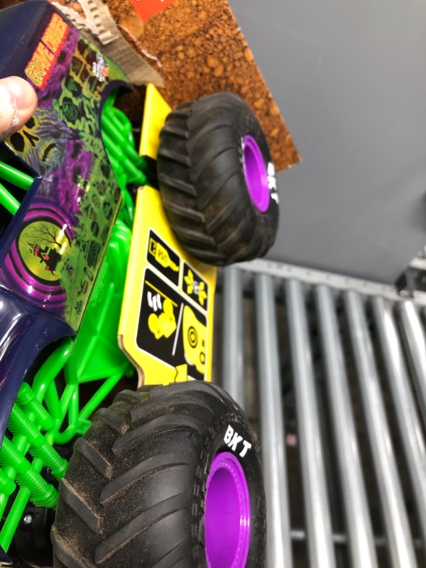 Photo 4 of Monster Jam, Official Grave Digger Freestyle Force, Remote Control Car, Monster Truck Toys for Boys Kids and Adults, 1:15 Scale
