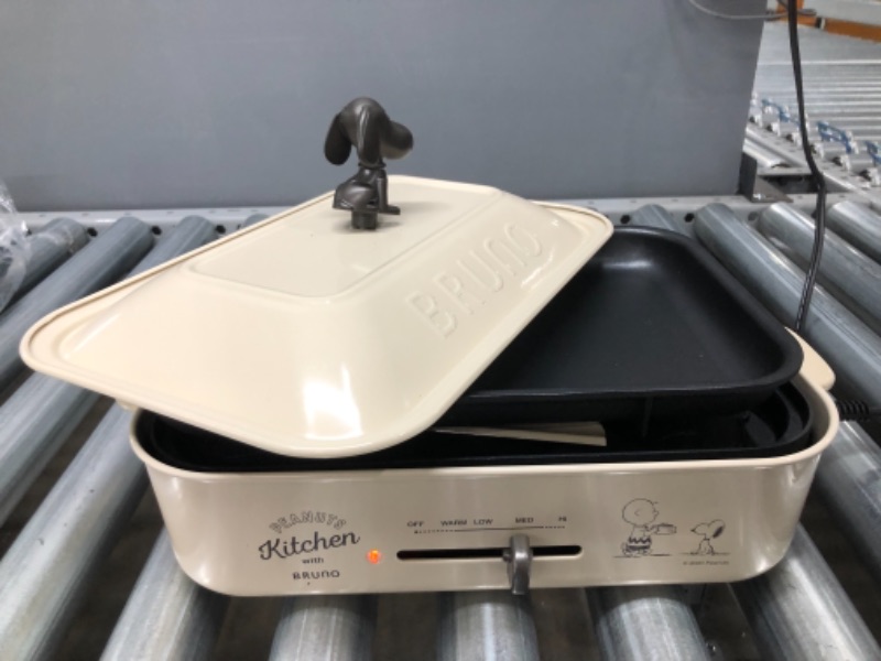 Photo 2 of **ONE HANDLE IS BROKEN**  ***PARTS ONLY***
BRUNO Compact hot plate + ceramic coated pan + grill plate + multi-plate 4-piece set (white)
